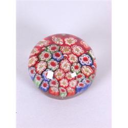 Paperweight. Farblose Glasmasse. Gedrückte runde Form, eingeschmolzene...