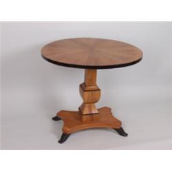 Biedermeier-Klapptisch. Nadelholz, Kirschbaum furniert. Rechteckige, seitlich eingeschwungene Pl...