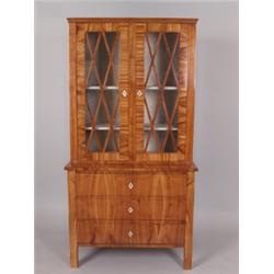 Biedermeier-Aufsatz. Nadelholz, Kirschbaum furniert. Dreischubige Kommode auf Pfostenfüßen. Hochr...
