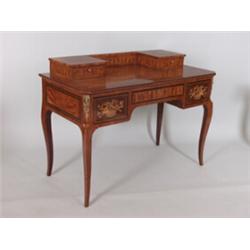 Bureau plat. Palisander und Rosenholz auf Eiche furniert. Rechteckiger, dreischubiger Zargenrahm...