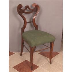 Biedermeier-Stuhl. Nadelholz, Mahagoni furniert. Trapezförmiger Sitz, hohe leicht ausgestellte B...