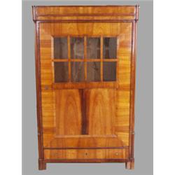 Bücherschrank. Kirschbaum auf Nadelholz furniert. Hochrechteckiger, eintüriger Kasten auf seitli...