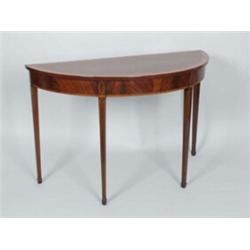 Beistelltisch. Nadelholz, Mahagoni, Palisander, Satin- und Ebenholz furniert. Halbrunde, einschu...