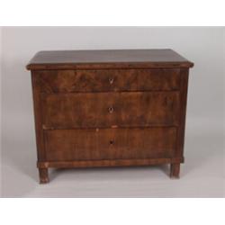 Biedermeier-Kommode Nadelholz, Nußbaum furniert. Rechteckiger, dreischubiger Kasten auf Pfostenf...