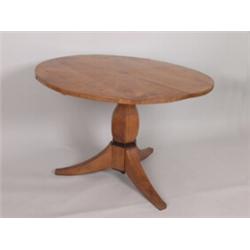 Biedermeier-Tisch. Nadelholz, Kirschbaum furniert. Sechskantiger Baluster auf drei ausgestellten...