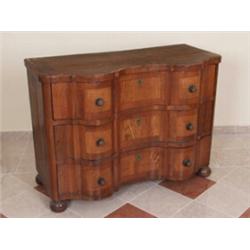 Barockkommode. Nadelholz, Nussbaum und Esche furniert. Dreischubiger, frontal mehrfach geschweif...