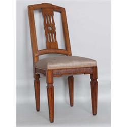 Louis-XVI-Stuhl. Nussbaum massiv. Mit Rillenfries und blattartigen Rosetten beschnitztes Gestell...