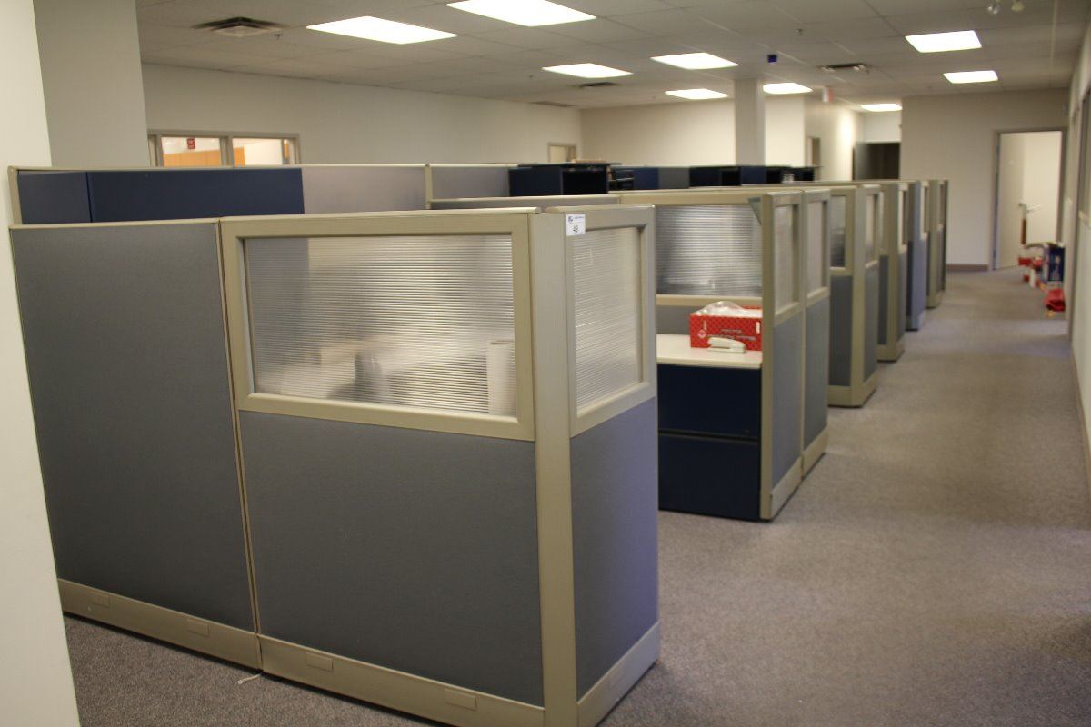 11 STATION ROYAL BLUE AND GREY CUBICLE UNIT WITH OVERHEAD SHELVING AND ...