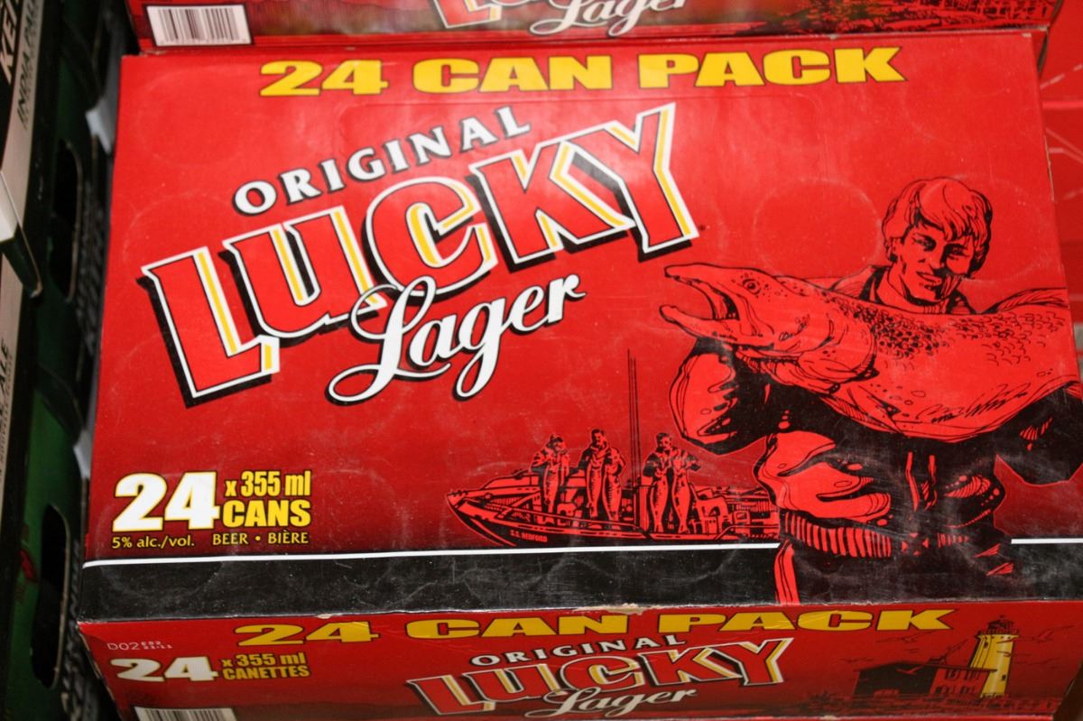 24 CANS OF ORIGINAL LUCKY LAGER BEER Kastner Auctions