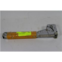 CARPET STAPLER