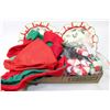 Image 1 : FLAT W/ ELF HATS&BOOTS, PAIR OF CHRISTMAS BOWLS