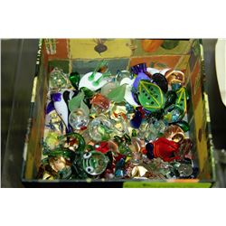 BOX WITH ASSORTED SMALL GLASS ANIMAL