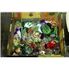 Image 1 : BOX WITH ASSORTED SMALL GLASS ANIMAL