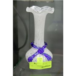 BLUE AND WHITE ART GLASS VASE