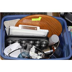 BLUE TUB OF HOUSEHOLD ITEMS: MAPLE WOOD LAZY SUSAN