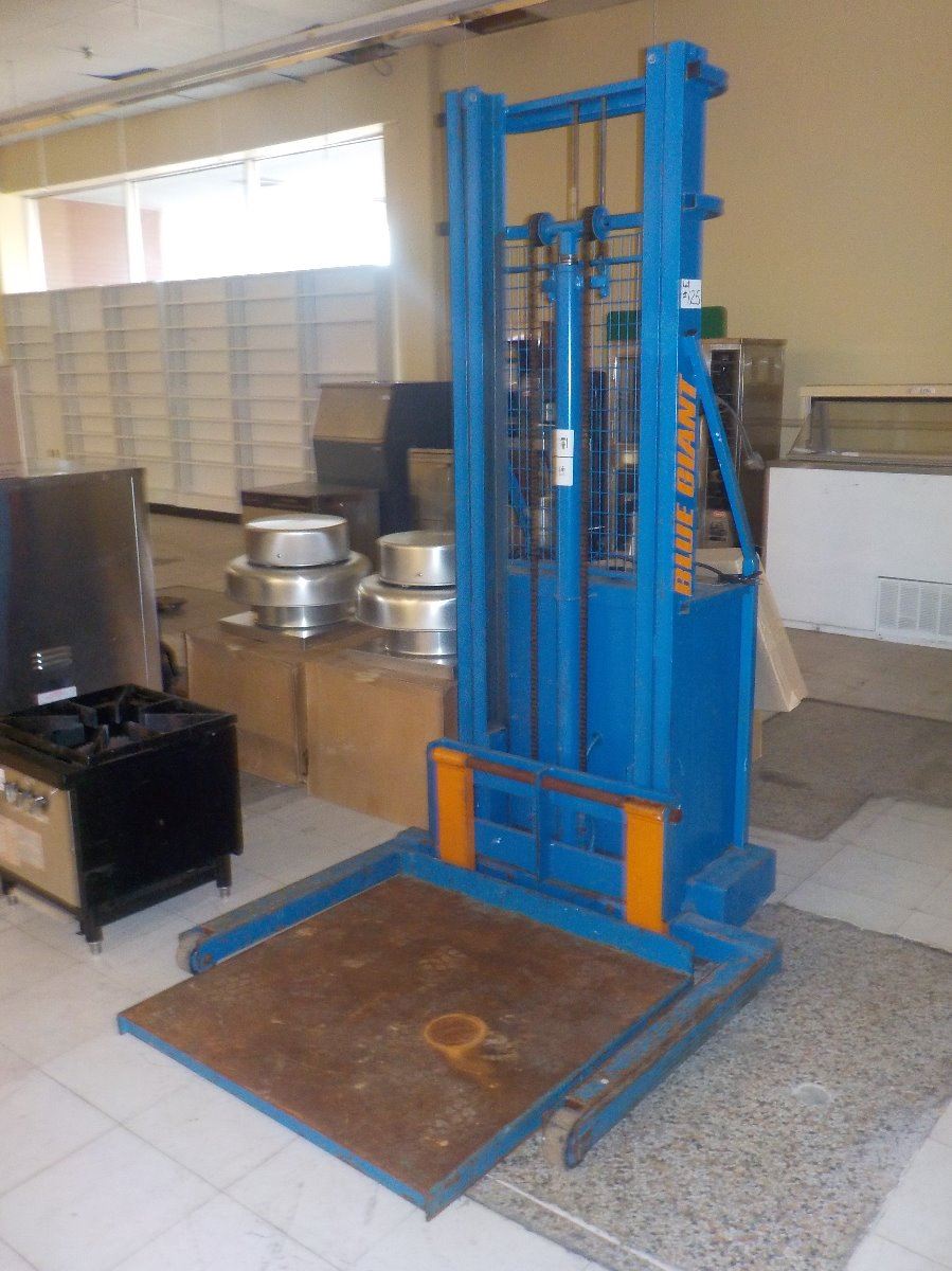 BLUE GIANT PUSH/PULL PALLET STACKER WITH BUILT IN CHARGER AND EQUIPMENT