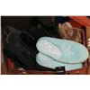 Image 1 : TRAY OF ASSORTED SLIPPERS/SANDALS