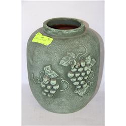 VASE WITH GRABE D3ESIGN