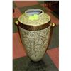 Image 1 : DESIGNER VASE WITH HANDCRAFT FINISH
