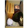 Image 1 : BOX OF ASSORTED COLLECTIBLES & DECORATIVE PIECES