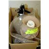 Image 1 : BOX WITH VINTAGE LAMP AND SPRITZER