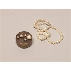 Pearl Necklace & Pearl Mounted Box