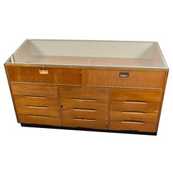 Counter Top Display Case 3