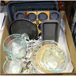 LARGE BOX W/PYREX ITEMS & BAKING PANS