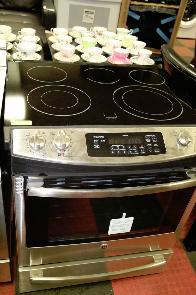 GE CERAMIC TOP 4 BURNER STOVE WITH WARMING ZONE