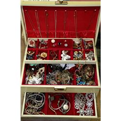 CLASSIC COSTUME JEWELLERY BOX WITH CONTENTS