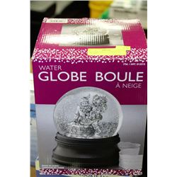 NEW CHRISTMAS WATER GLOBE W/LIGHT