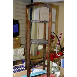 SMALL WOODEN ORNAMENT STAND