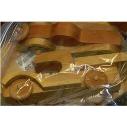 BAG OF 2 WOODEN CARS