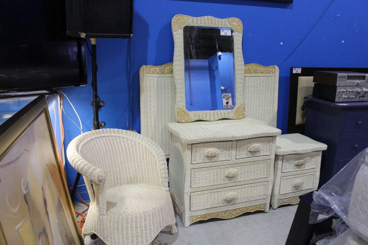 5pc White Wicker Bedroom Set Double Size Headboard Dresser With