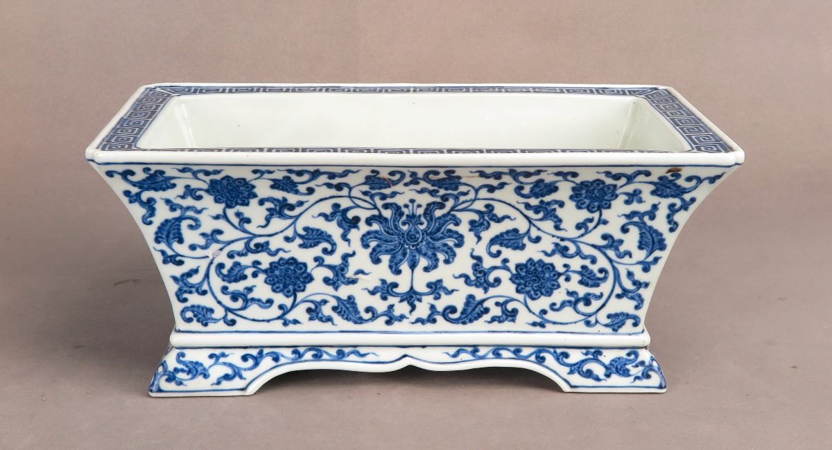A BLUE AND WHITE RECTANGULAR PORCELAIN FLOWER POT