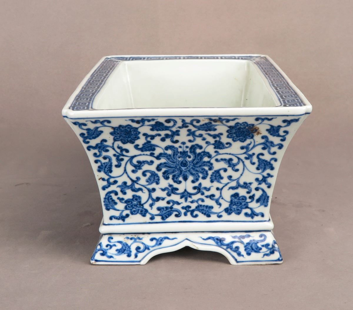 A BLUE AND WHITE RECTANGULAR PORCELAIN FLOWER POT