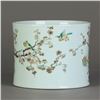 Image 2 : A CLASSIC FAMILLE ROSE PORCELAIN BRUSH POT