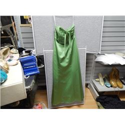 SZ8 DAVIDS BRIDAL GREEN LONG EVENING GOWN