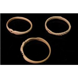 [CHINESE]A SET OF LATE 19TH CENTURY IVORY BANGLE CARVED WITH FISH (3 ITEMS)(MEASURED WITH THE LARGES