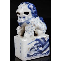 [CHINESE] EARLY 20TH CENTURY BLUE AND WITH PORCELAIN SEAL ORNAMENT CARVED WITH LION AND PAINTED WITH