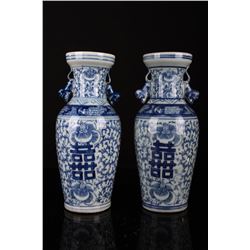 [CHINESE]A PAIR OF LATE 19TH CENTURY BLUE AND WHITE PORCELAIN VASE WITH HANDLE PAINTED WITH TWINE PA