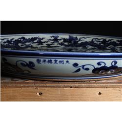 [CHINESE]A LATE 19TH CENTURY PEKING GLASS JAR WITH FIGURE OF CLOUD W:7" H:6"