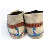 Image 2 : Fully beaded to the tops Sioux moccasins