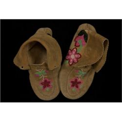 Pair of Beaded Moccasins with Floral Design Men's Size 10 Approximately Fair Condition…