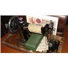 Image 2 : EARLY 1900S SINGER MANUAL HAND CRANK SEWING MACHINE WITH CASE AND ACCESSORIES