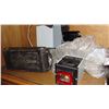 Image 2 : GROUP LOT OF ASSORTED VINTAGE PHOTOGRAPHY CAMERAS AND ACCESSORIES