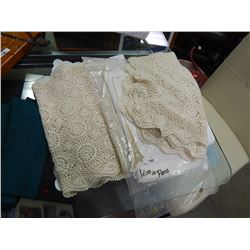 LOT OF LACE AND CLOTH DOILIES