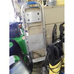ALUMINUM STEP LADDER - 4'