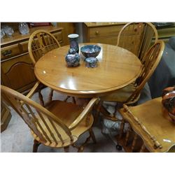 VINTAGE ROXTON MAPLE ROND TABL AND LEAF AND 4 CHAIRS