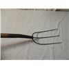 Image 2 : ANTIQUE VINTAGE PRIMITIVE FARM PITCH FORK